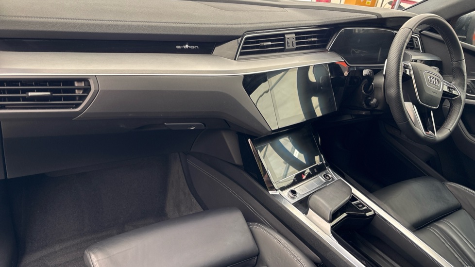 AUDI Q8 Image 10
