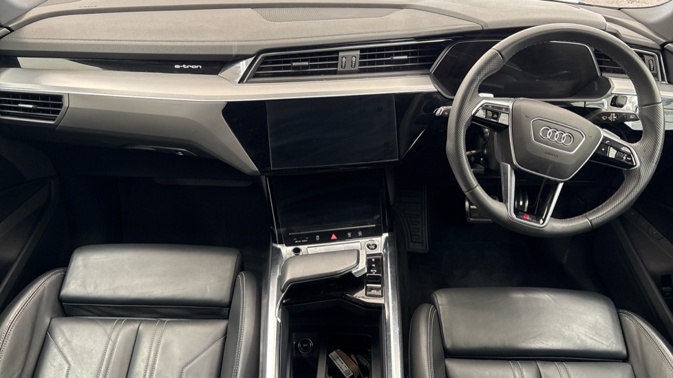 AUDI Q8 Image 11