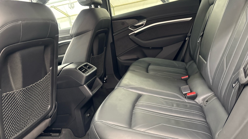 AUDI Q8 Image 14