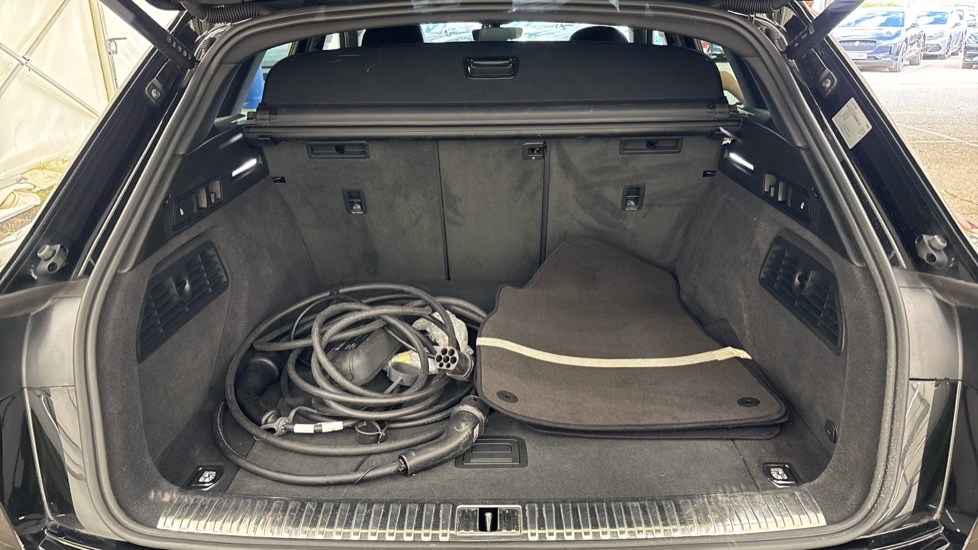 AUDI Q8 Image 15