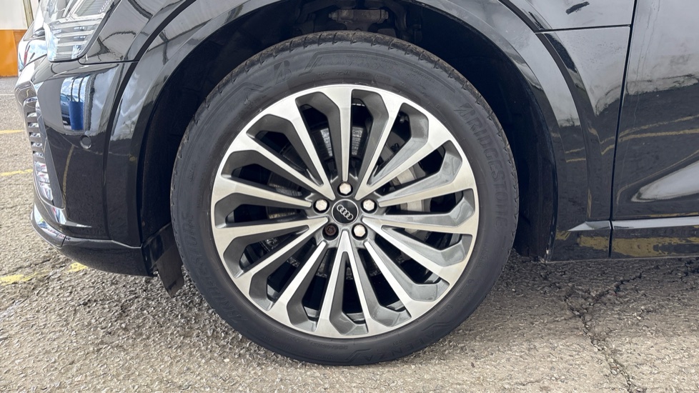 AUDI Q8 Image 17