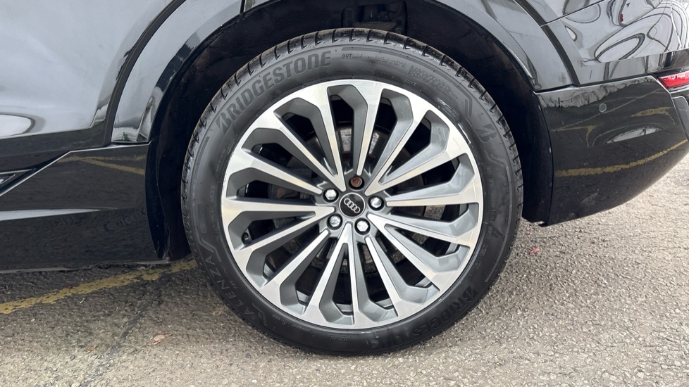 AUDI Q8 Image 18
