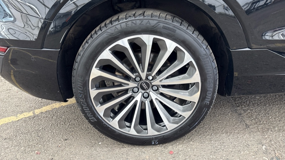 AUDI Q8 Image 19
