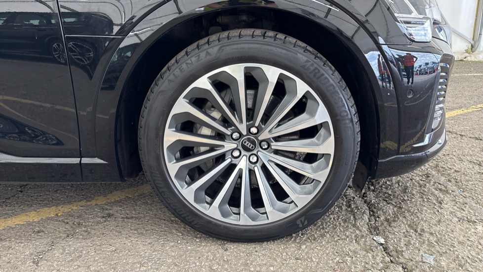 AUDI Q8 Image 20
