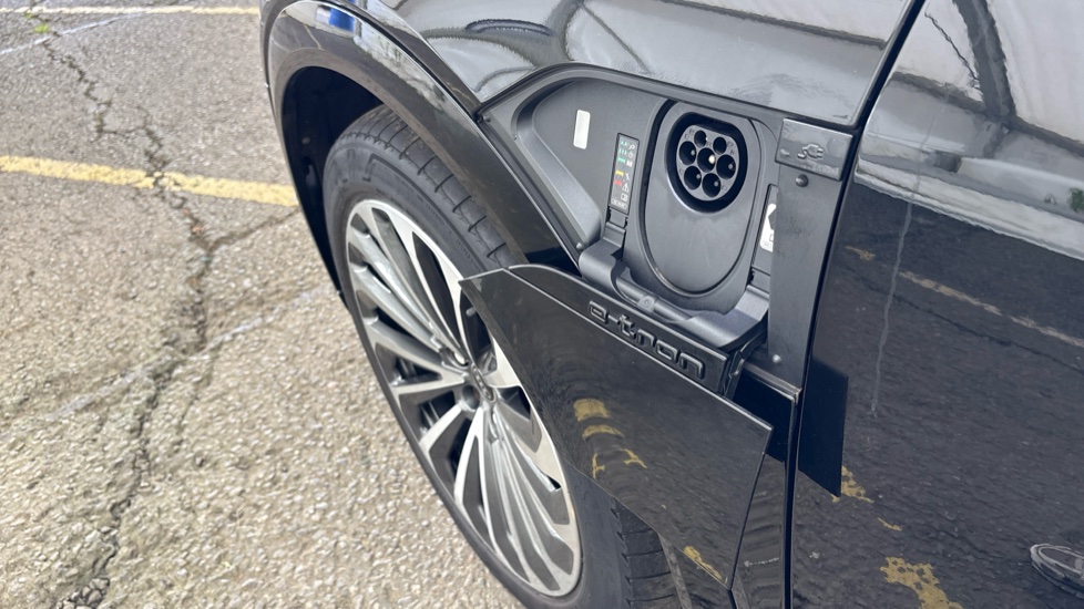 AUDI Q8 Image 21
