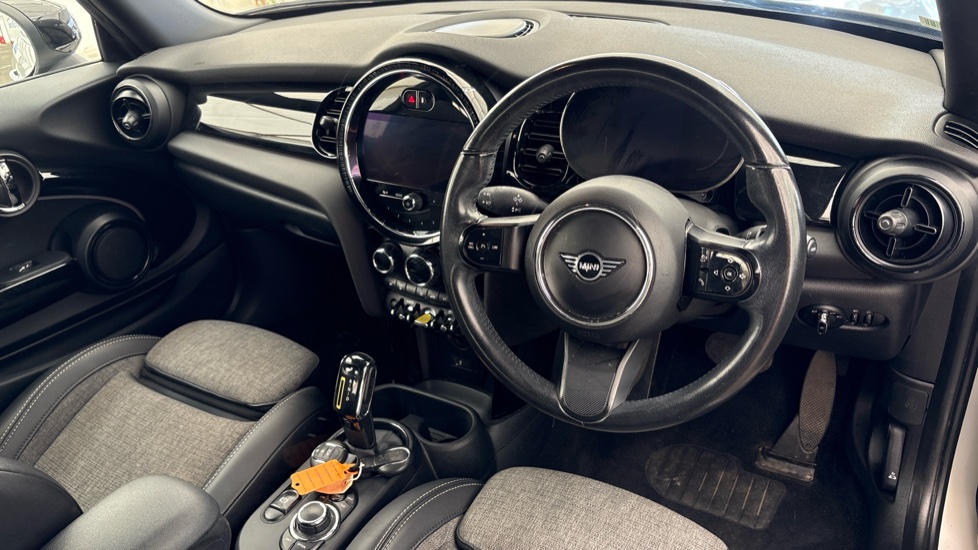 MINI HATCHBACK Image 9