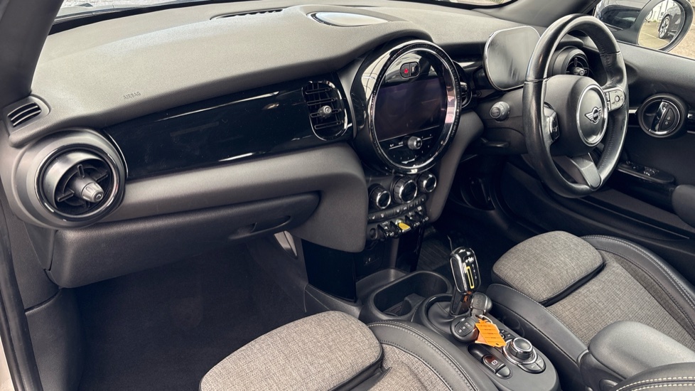 MINI HATCHBACK Image 10