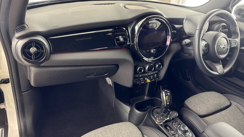 MINI HATCHBACK Image 10