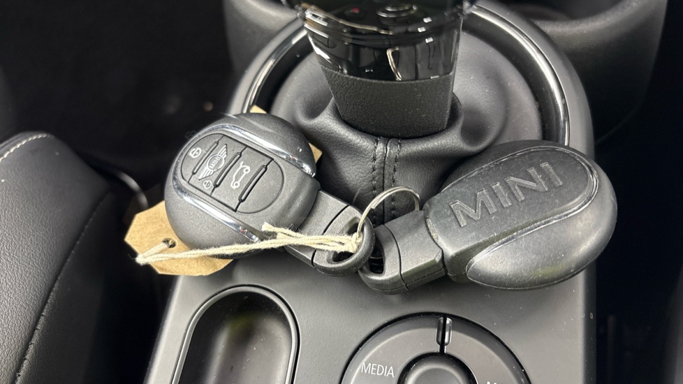 MINI HATCHBACK two keys