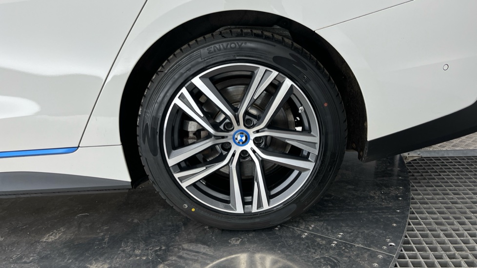 BMW I4 Image 18