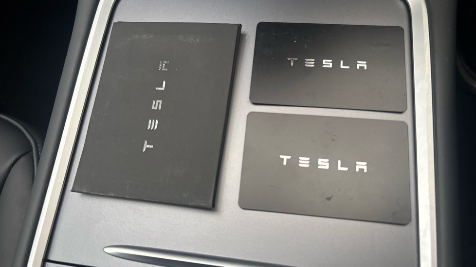 TESLA MODEL Y 2 keys