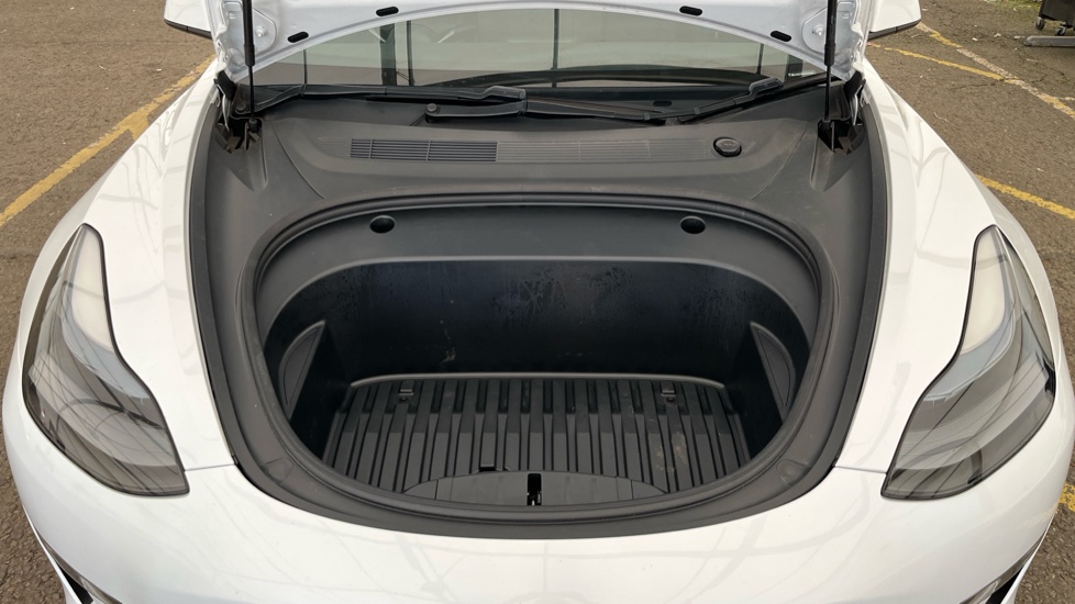 TESLA MODEL 3 Image 16