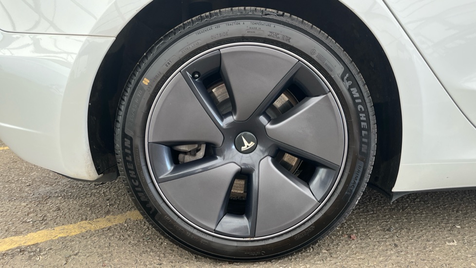 TESLA MODEL 3 Image 19