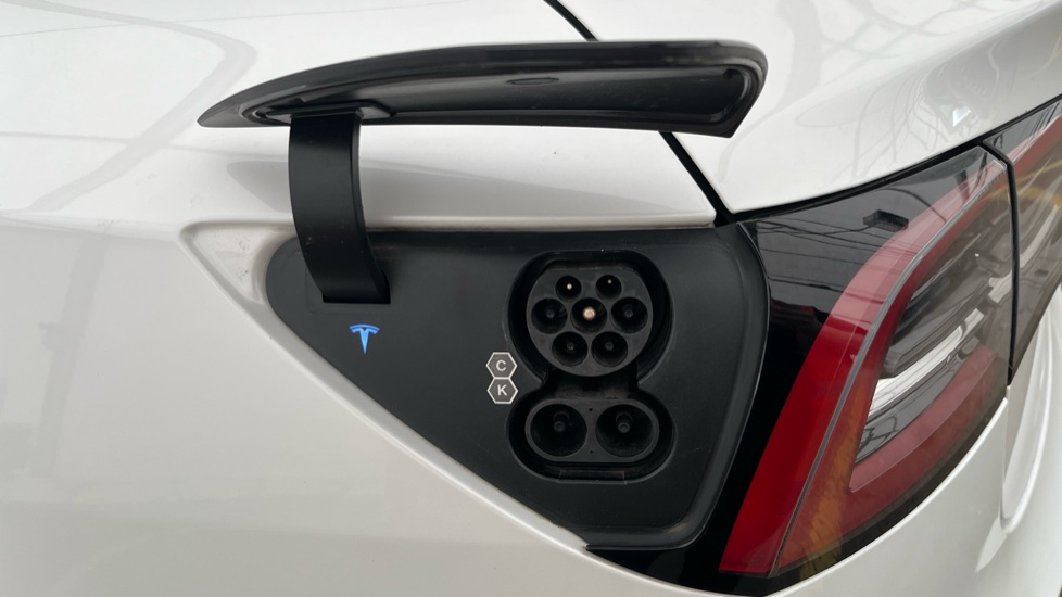 TESLA MODEL 3 Image 21