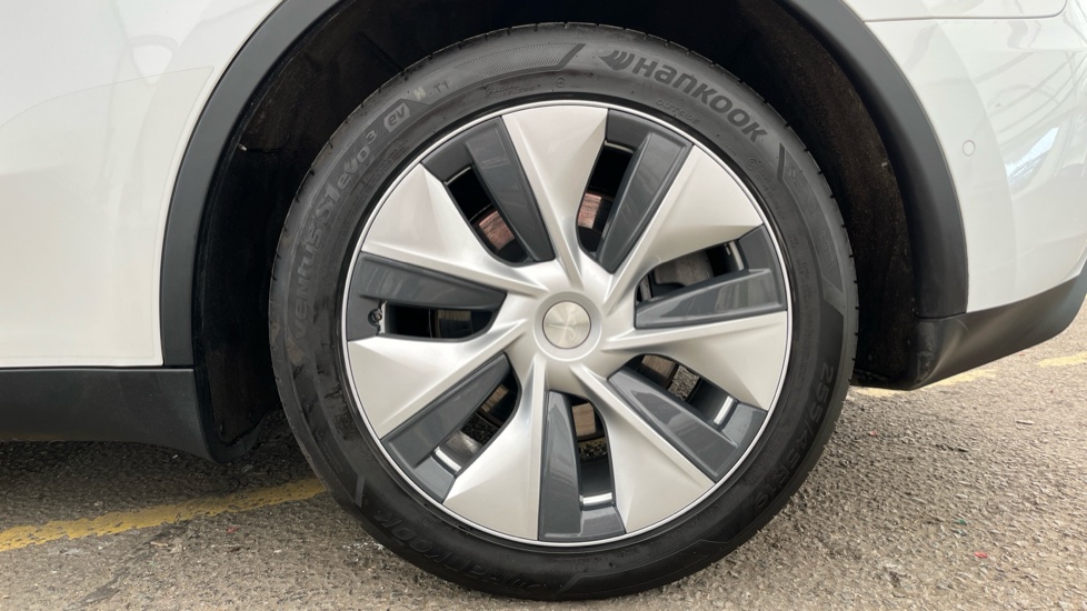 TESLA MODEL Y Image 18