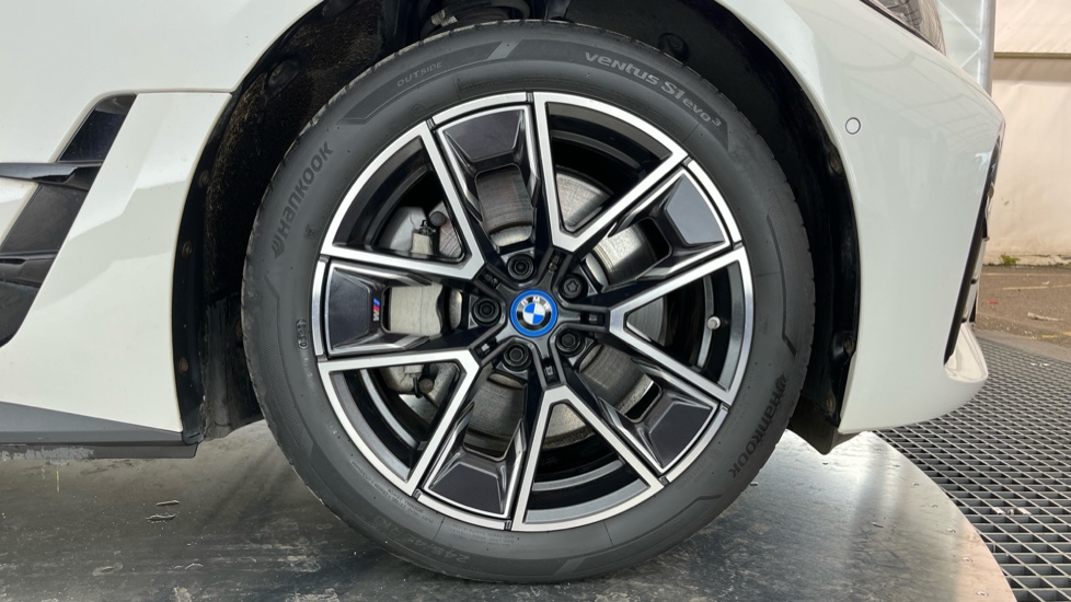 BMW I4 Image 20