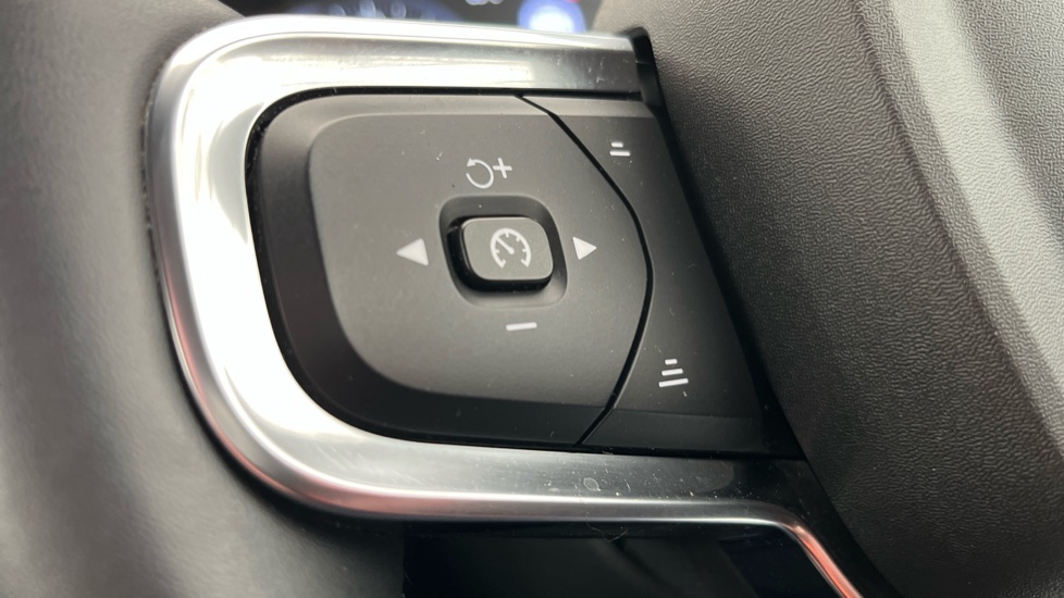 VOLVO XC40 cruise control