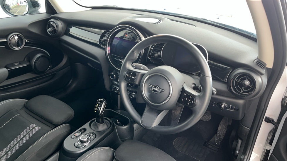 MINI HATCHBACK Image 9