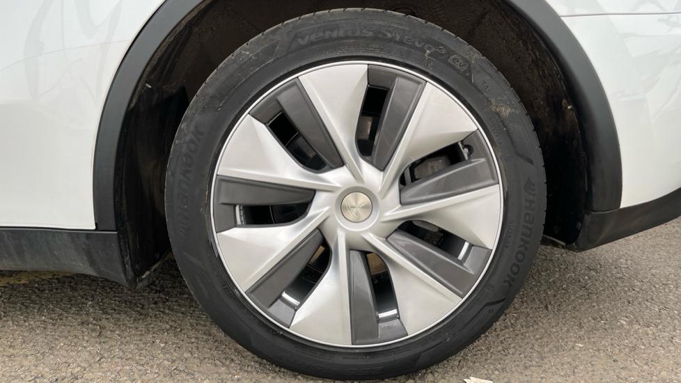 TESLA MODEL Y Image 18